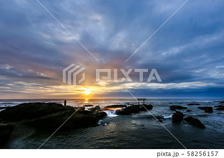 朝日と鳥居 朝日と鳥居 58256157