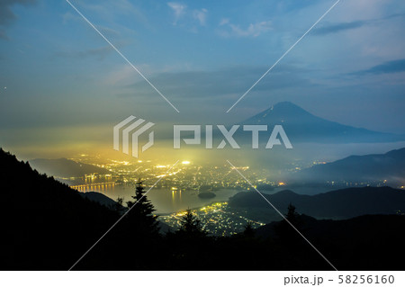 富士山と夜景 58256160
