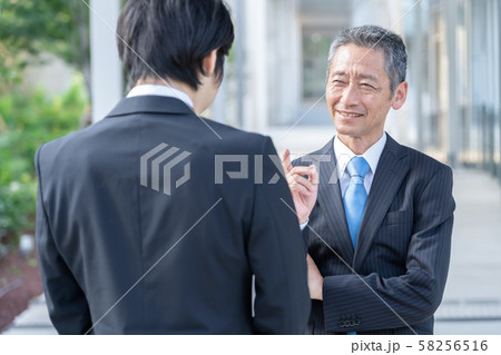 ビジネスマン 立ち話 ビジネスマン 立ち話 58256516
