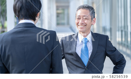 ビジネスマン 立ち話 ビジネスマン 立ち話 58256539