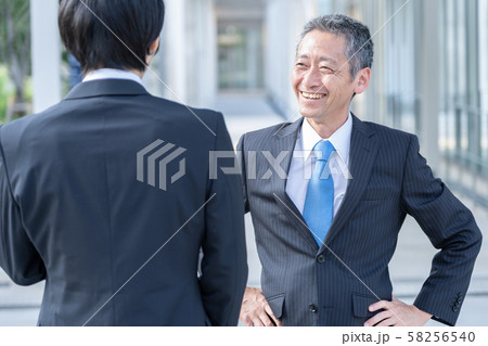 ビジネスマン 立ち話 ビジネスマン 立ち話 58256540
