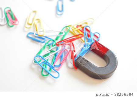 磁石とクリップ 白背景 磁石とクリップ 白背景 58256594