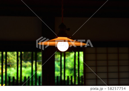 日本家屋の裸電球 日本家屋の裸電球 58257754