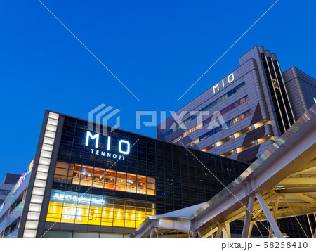 夜の大阪ミナミ 天王寺MIO（JR天王寺駅）  58258410