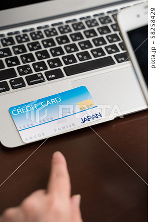 パソコンとクレジットカード パソコンとクレジットカード 58258429