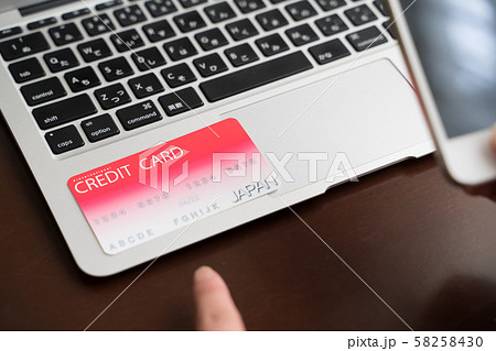 パソコンとクレジットカード パソコンとクレジットカード 58258430