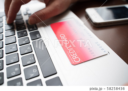パソコンとクレジットカード パソコンとクレジットカード 58258436