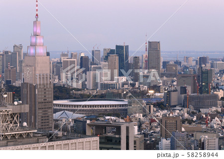 日本の東京都市景観　新国立競技場などを望む 58258944