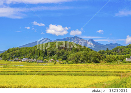 【山梨県】秋の八ヶ岳・谷戸城趾と田園風景 【山梨県】秋の八ヶ岳・谷戸城趾と田園風景 58259051