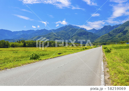 【山梨県】甲斐駒ヶ岳と秋のべるが通り 58259069
