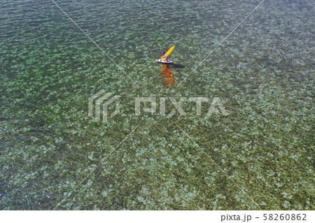 海中道路の浜辺のマリンスポーツ空撮 海中道路の浜辺のマリンスポーツ空撮 58260862