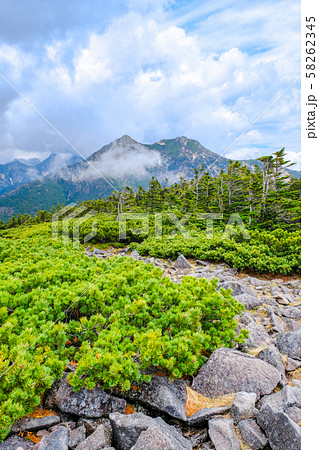 春の八ヶ岳登山:編笠山山頂の風景(権現岳を望む) 春の八ヶ岳登山:編笠山山頂の風景(権現岳を望む) 58262345