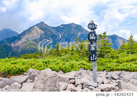 春の八ヶ岳登山：編笠山山頂の風景（権現岳を望む） 58262425