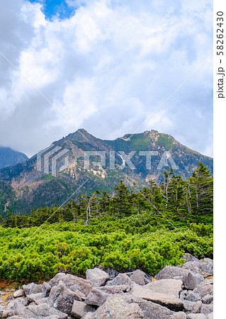 春の八ヶ岳登山：編笠山山頂の風景（権現岳を望む） 58262430
