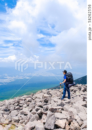 春の八ヶ岳登山：編笠山山頂の風景（諏訪方面の展望） 58262556