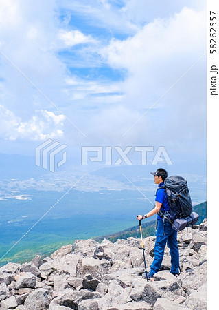 春の八ヶ岳登山：編笠山山頂の風景（諏訪方面の展望） 58262557