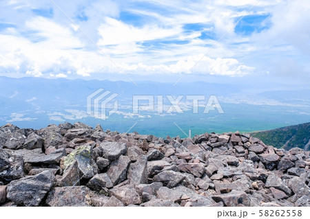 春の八ヶ岳登山：編笠山山頂の風景（諏訪方面の展望） 58262558