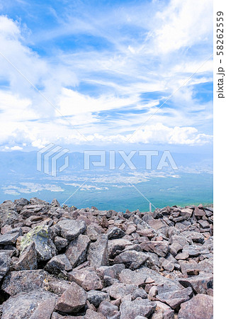 春の八ヶ岳登山：編笠山山頂の風景（諏訪方面の展望） 58262559