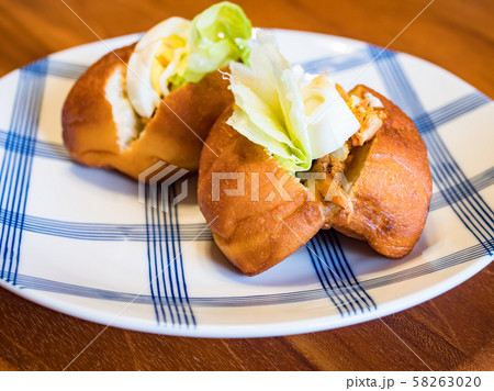 beef burger with fresh vegetables 58263020