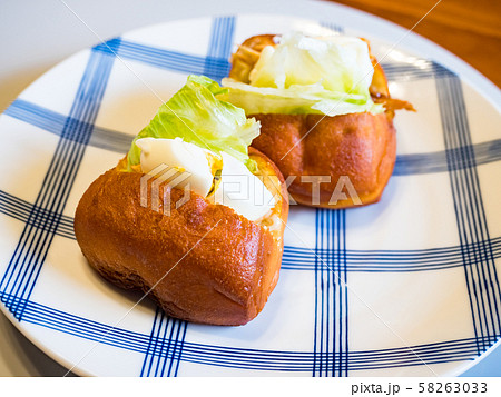 beef burger with fresh vegetables 58263033