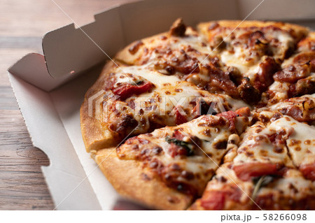 紙箱に入った宅配ピザのイメージ 58266098