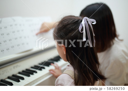 ピアノ (家族 ファミリー 音楽教室 習い事 レッスン 鍵盤楽器 先生 教師 ママ 子育て 育児) ピアノ (家族 ファミリー 音楽教室 習い事 レッスン 鍵盤楽器 先生 教師 ママ 子育て 育児) 58269250