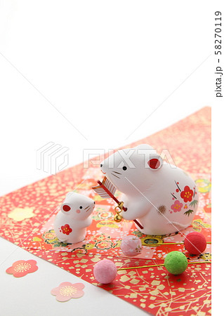 子年　年賀素材　破魔矢　親子　白バック　縦 58270119