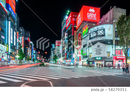 東京　新宿　夜の歌舞伎町 58270351