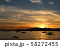 夕暮れの海岸沿い 58272455