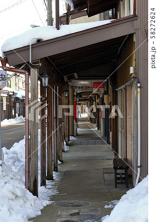 新潟　上越市高田　雁木のある風景 58272624
