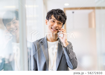 ビジネスマン、オフィスカジュアル、スマホ ビジネスマン、オフィスカジュアル、スマホ 58272830