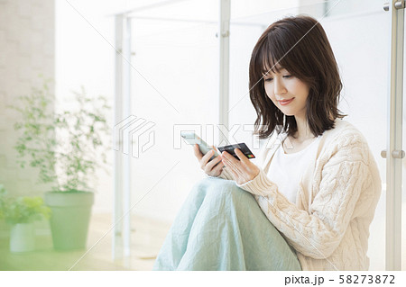 女性　クレジットカード　ネット通販 58273872