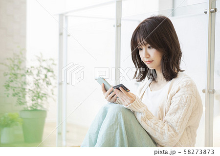 女性　クレジットカード　ネット通販 58273873