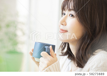 女性　ホットドリンク　温まる 58273889