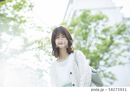 女性 公園 散歩 女性 公園 散歩 58273931