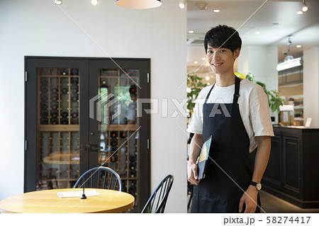 男性　カフェ　店員 58274417
