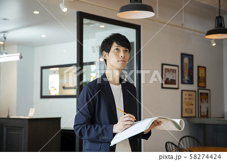 男性 設計図 書く 建築士 建築家 男性 設計図 書く 建築士 建築家 58274424