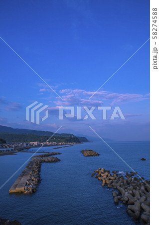 新潟県上越市能生海岸にある弁天島からの景色 58274588