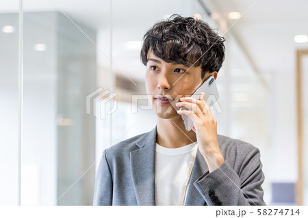 ビジネスマン、オフィスカジュアル、スマホ 58274714