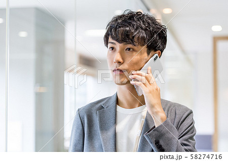 ビジネスマン、オフィスカジュアル、スマホ 58274716