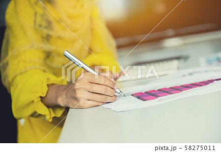Businesswoman writing on paper for planing 58275011