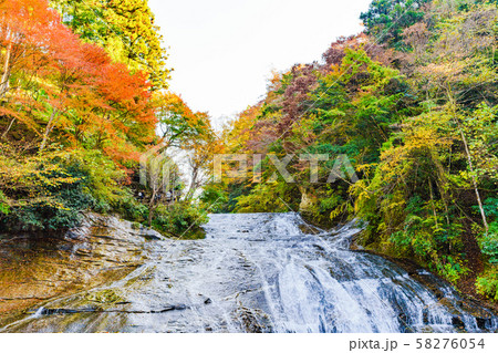 日本の秋のイメージ：首都圏を代表する紅葉の名所であり千葉のシンボルの養老渓谷の名瀑　粟又の滝の風景 58276054