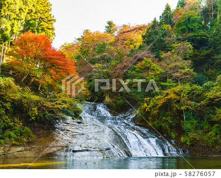日本の秋のイメージ：首都圏を代表する紅葉の名所であり千葉のシンボルの養老渓谷の名瀑　粟又の滝の風景 58276057