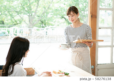 カフェで働く女性 の写真素材