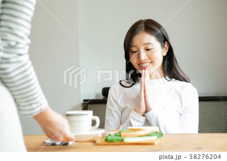 カフェでランチをする女性　 58276204