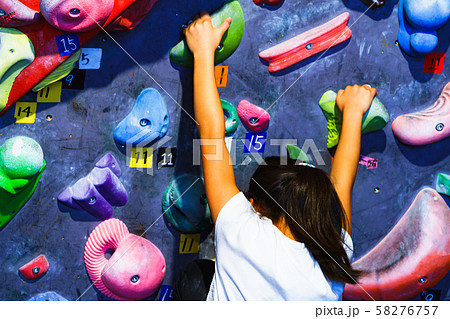[ボルダリング] ボルダのスタジオで女子小学生クライマーが難しい課題に挑戦するシーン（パーツカット） 58276757