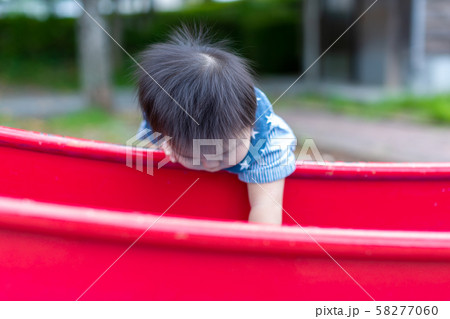 公園で遊ぶ乳幼児 58277060