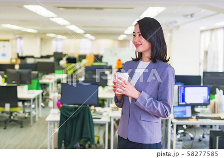 ビジネスイメージ:働き方改革で通勤ラッシュを避け早朝にオフィスに時差出勤する女性会社員のシーン ビジネスイメージ:働き方改革で通勤ラッシュを避け早朝にオフィスに時差出勤する女性会社員のシーン 58277585