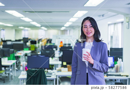 ビジネスイメージ:働き方改革で通勤ラッシュを避け早朝にオフィスに時差出勤する女性会社員のシーン ビジネスイメージ:働き方改革で通勤ラッシュを避け早朝にオフィスに時差出勤する女性会社員のシーン 58277586