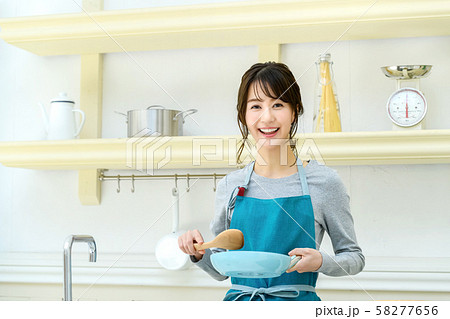 主婦 料理 家事 キッチン 炒め物 主婦 料理 家事 キッチン 炒め物 58277656
